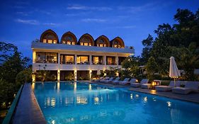 Nirvana Hotel Resort Tetebatu